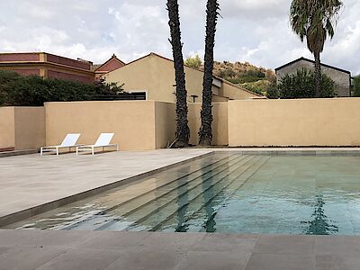 Una piscina nel paesaggio