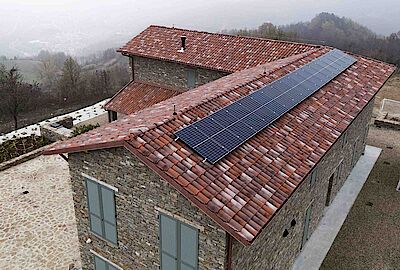 Un tetto moderno in laterzio per una casa vacanza nelle Langhe