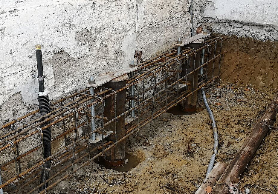 CUSI - consolidamento fondazioni dal 1965 - - Palo infissi in acciaio tipo mega per infissione da cordolo ex-novo