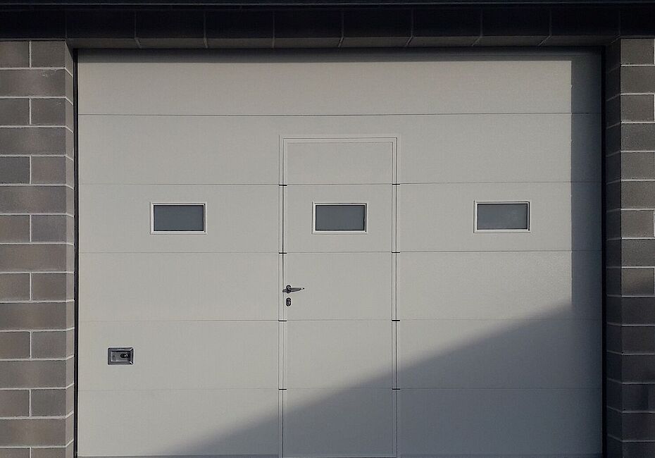 Ballan - Porta sezionale Onda 250 con porta pedonale inserita