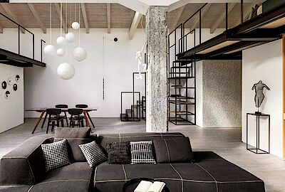 Un moderno loft black e white rivestito con piastrelle in gres porcellanato