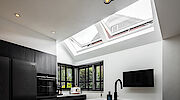 Finestre da tetto ad alte prestazioni per una cucina black&white