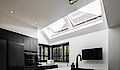 Finestre da tetto ad alte prestazioni per una cucina black&white