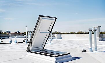 Nuova botola DRL per tetti piatti: FAKRO rivoluziona l’accesso al tetto 