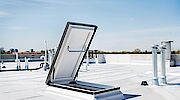 Nuova botola DRL per tetti piatti: FAKRO rivoluziona l’accesso al tetto 