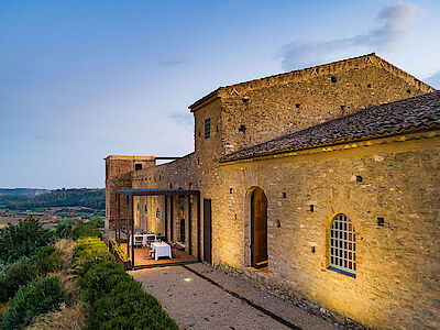 Outdoor senza tempo per l’antico Wine Relais Feudi del Pisciotto