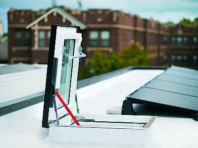 Finestra per tetti piatti FAKRO DRF: per un accesso al tetto agevole e sicuro