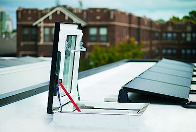 Finestra per tetti piatti FAKRO DRF: per un accesso al tetto agevole e sicuro