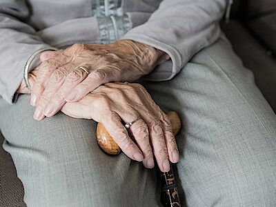 Salire le scale: soluzioni per gli anziani