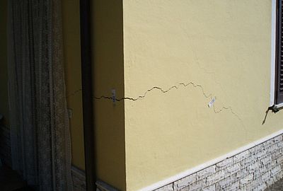 Crepe nei muri a Firenze, in Toscana