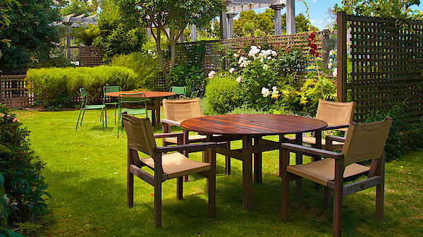 giardino con tavolini