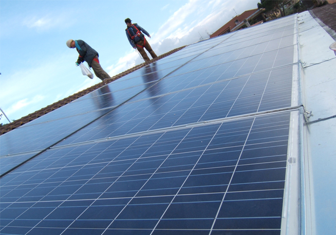 lavoratori fotovoltaico tetto
